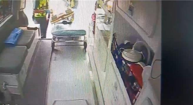 小琉球46岁蔡男26日深夜未归，27日一早被发现瘫倒花瓶岩沙滩后送医不治。（屏东消防局提供／谢佳潾屏东传真）