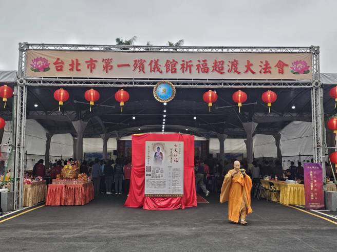 北市一殯拆除後連7天舉辦祈福法會，誦經噪音惹民怨。（記者游定剛拍攝）