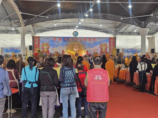 一殯近日舉辦祈福法會，居民被吵到快精神崩潰。（記者游定剛拍攝）