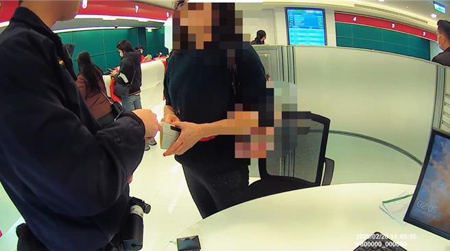 婦人陷入愛情騙局，險損失30萬元，在員警及行員極力勸說下取消匯款。（警方提供／葉靜美彰化傳真）