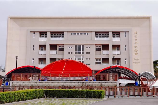 头份生命纪念馆服务再升级，提供市民更充裕的安息空间。头份生命纪念馆于地下1楼及3楼新增7542个骨灰（骸）柜位。2月10日至4月6日开放参观，4月9日公开抽籤。符合资格者须于期限内提交申请书及相关证明，取得抽籤资格后依序选位，详情洽头份市公所殡葬资讯服务网。（吕丽甄摄）