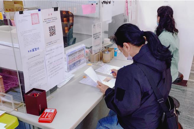 头份生命纪念馆表示，目前已有217位市民完成申请，并依规定提交身分证、户籍证明等资料。申请者需于期限内完成资料提交，经管理员确认后，方可参加4月9日的公开抽籤。（吕丽甄摄）