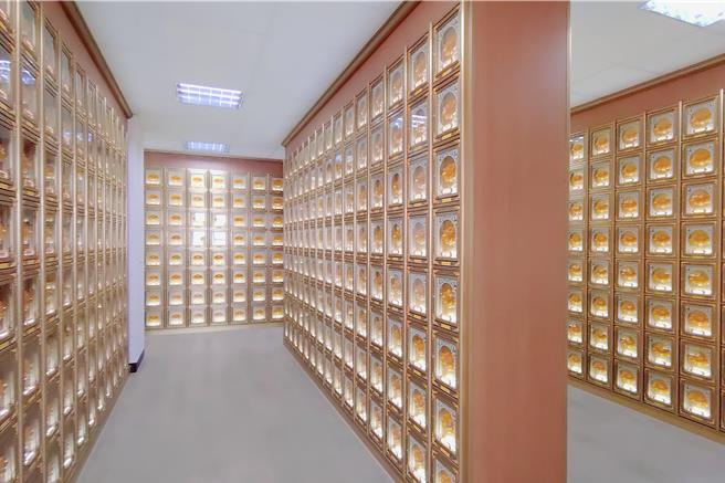 头份生命纪念馆为了提供市民更充裕的安息空间，地下1楼及3楼新增共7542个骨灰柜位，其中3楼设有6590个柜位，地下1楼设有950个柜位。（吕丽甄摄）