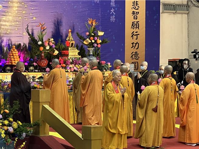 中国佛教会及慈法禅寺今日在板桥体育馆举行净耀大和尚圆寂传供讚颂大典。（王扬杰摄）