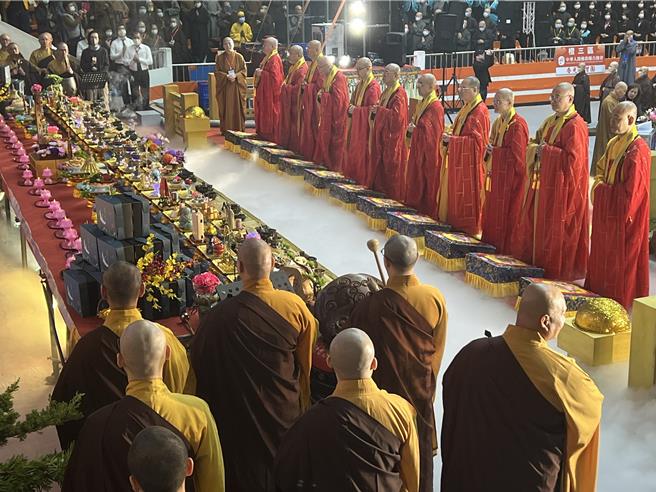 中国佛教会及慈法禅寺今日在板桥体育馆举行净耀大和尚圆寂传供讚颂大典。（王扬杰摄）