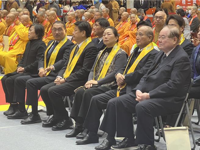 内政部长刘世芳（左起）、新北市长侯友宜、立委傅昆萁、花莲县长徐榛蔚、前立法院长王金平、国民党前秘书长李乾龙出席净耀大和尚圆寂传供讚颂大典。（王扬杰摄）
