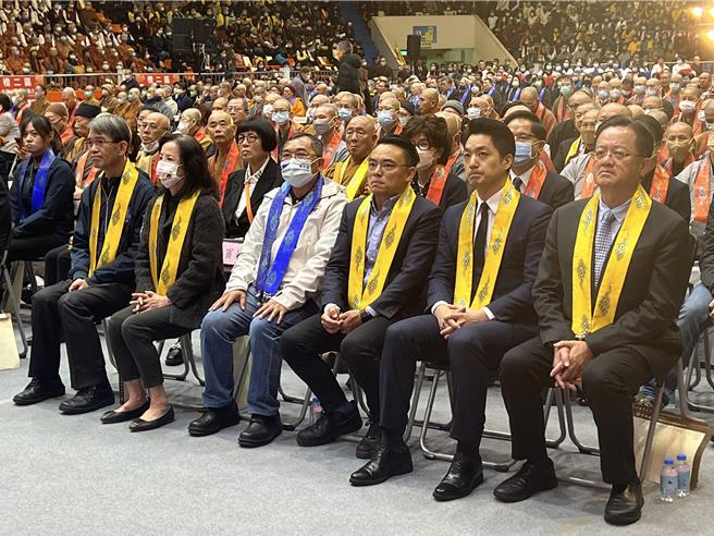 台北市长蒋万安（右二）、立委洪孟楷（右三）出席净耀大和尚圆寂传供讚颂大典。（王扬杰摄）