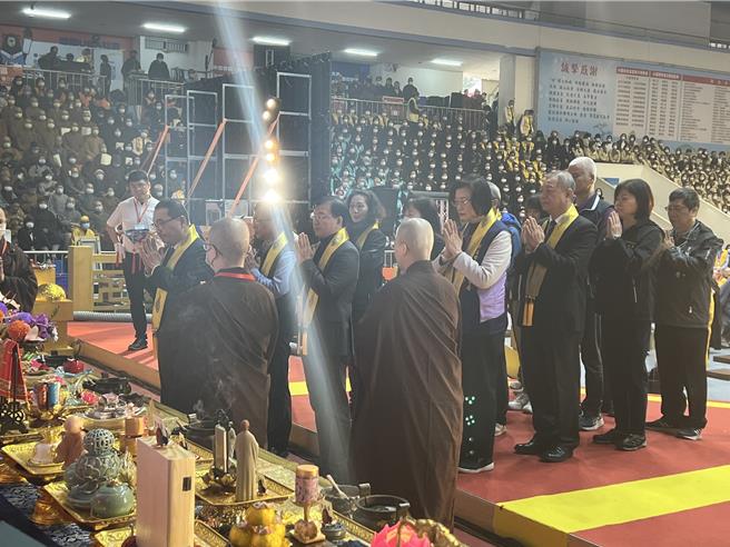 侯友宜率市府团队向净耀法师表达追思。（王扬杰摄）