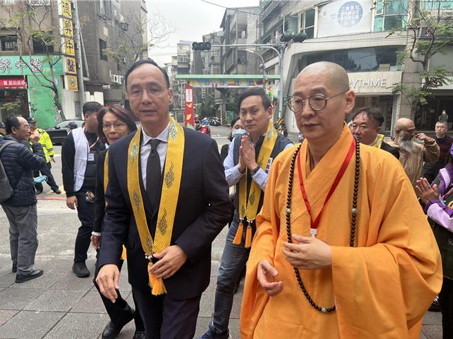 国民党主席朱立伦、立委叶元之出席净耀大和尚圆寂传供讚颂大典。（王扬杰摄）