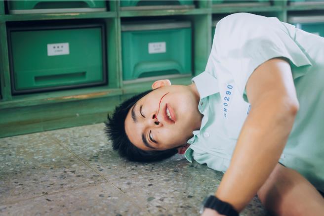 詹怀云被怀疑装病，惨遭赏巴掌喷血倒地。（红杉娱乐提供）