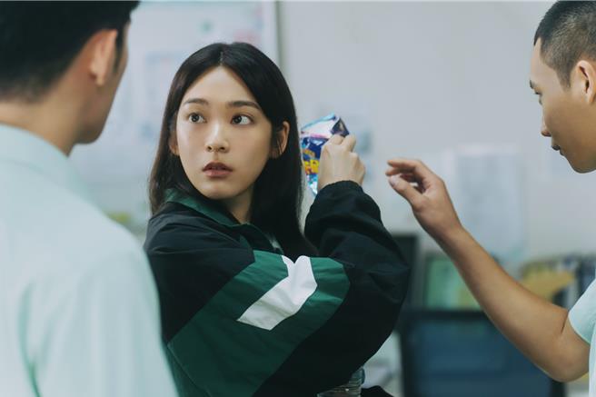 片中江齐各种试探詹怀云，想抓包对方是否真的有病。（红杉娱乐提供）