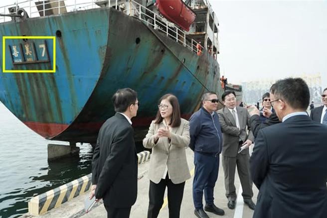 有中资背景的多哥籍「宏泰」货轮日前涉嫌拖断台澎三号海缆，对于船艏、船尾任意以活动铁板「插卡」取名，海委会主委管碧玲直言，除了掩饰违法，还有什么逻辑可以解释？（摘自管碧玲脸书／洪浩轩高雄传真）