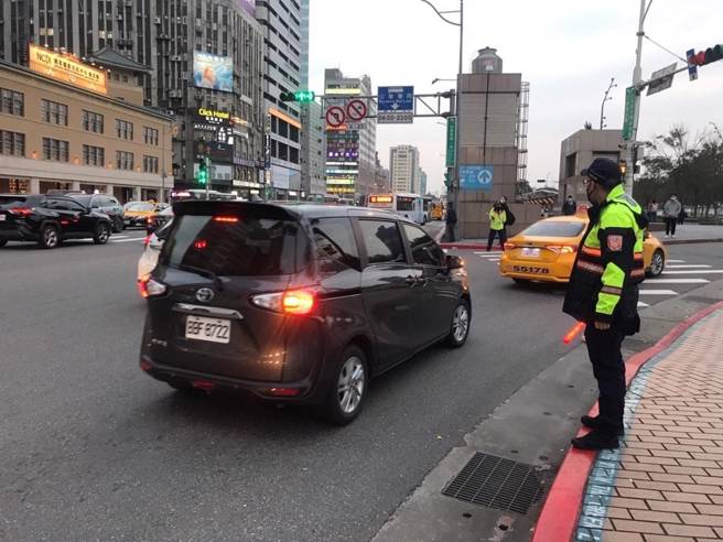 228连假即将到来，北市警局已全面启动交通疏导计画，超前部署警力，加强取缔违规，全力维护假期行车秩序。（图警方提供／简铭柱翻摄）