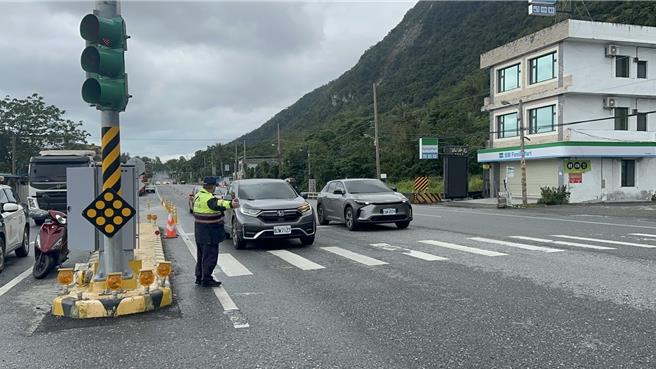 228连假将展开，新城警分局排定交整勤务，在苏花路廊重要路口提高见警率。（警方提供／王志伟花莲传真）