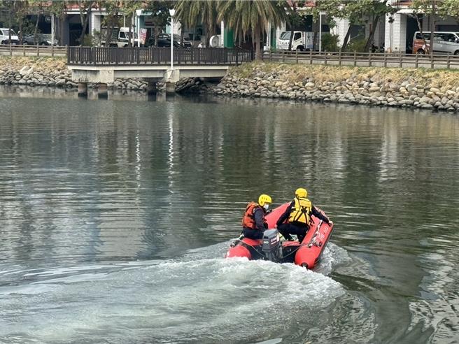 专案小组打捞画面。（本报资料照）