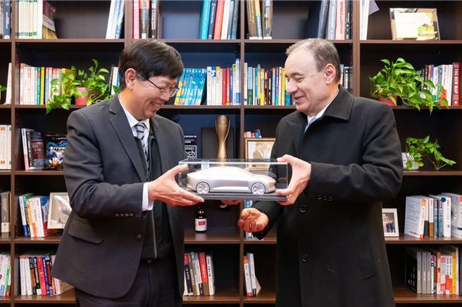 鸿海宣布与墨西哥Sonora州政府签署合作备忘录，董事长刘扬伟致赠Sonora州长Alfonso Durazo电动车模型。（图／鸿海提供）