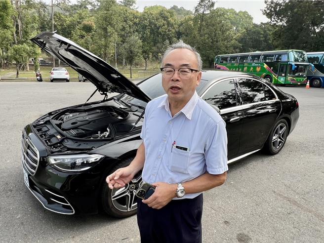 李先生透過「以租代購」方式租用要價約450萬元的S350賓士車，新車開2600公里就出狀況。（楊靜茹攝）