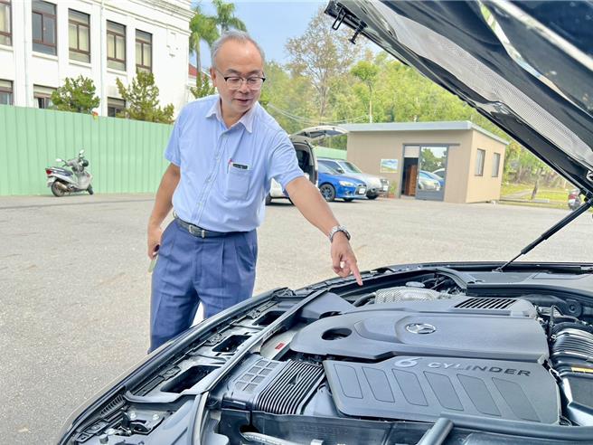 李先生說，S350賓士車才開2600多公里就「顧路」，3度進出原廠都修不好，原廠技師竟建議拆引擎維修，他不同意，決定向消保官申訴。（楊靜茹攝）