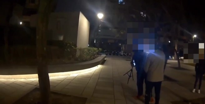 葛姓直播主2月25日凌晨在双连站2号出口后方公园开直播，深夜高声喧哗，高姓老翁因长期受噪音困扰，难以入眠，气愤之下持高尔夫球杆前往理论。（图／简铭柱翻摄）