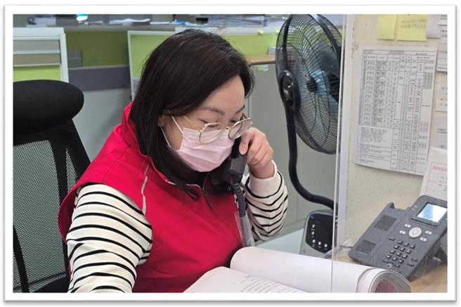 士林分署承办书记官与当事人联繫缴款事宜。（士林分署提供）