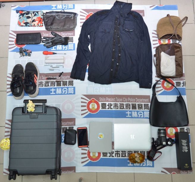 員警來到基河路一處民宅查證時，發現涉嫌竊盜的廖姓男子竟躲藏在床鋪下方，試圖矇混過關，但仍被警方當場識破，壓制逮捕。（圖／簡銘柱翻攝）