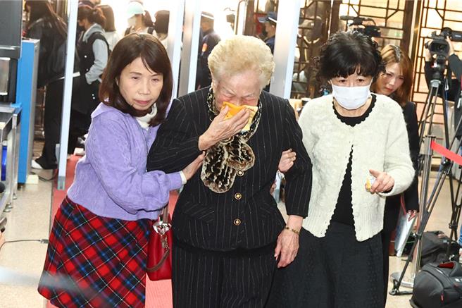 民眾党前主席柯文哲获解除禁见至3月12日处分，但仅有妻子陈佩琪、母亲何瑞英、弟弟柯宇谦、妹妹柯美兰4人可以接见。台北看守所透露，最快3月2日柯亲属可以办理接见。（邓博仁摄）