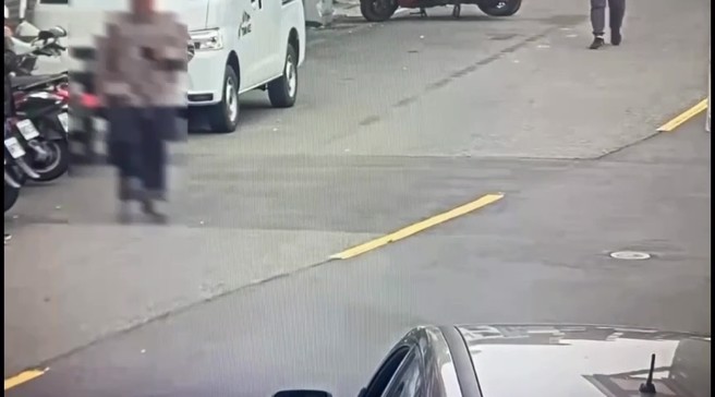 男子抓起椅子猛砸現場物品，隨後揚長而去。（圖／簡銘柱翻攝）