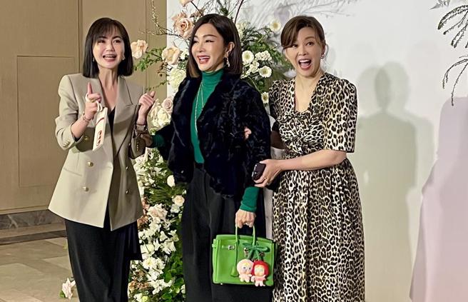 陈美凤在方馨、简沛恩搀扶下出席婚礼。（林淑娟摄）