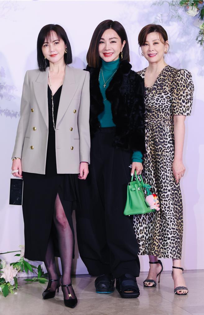 陈美凤在方馨、简沛恩搀扶下出席婚礼。（陈俊吉摄）