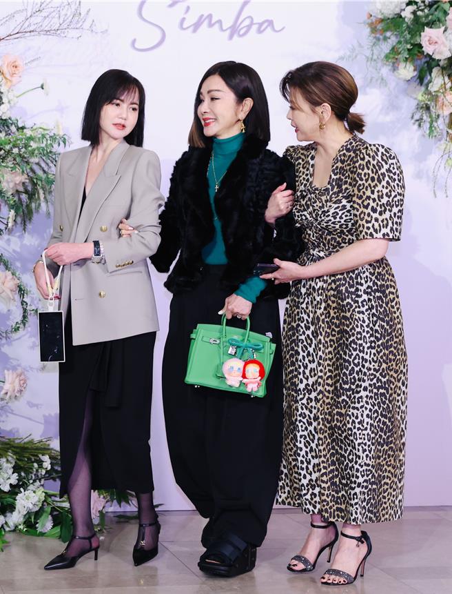 陈美凤在方馨、简沛恩搀扶下出席婚礼。（陈俊吉摄）