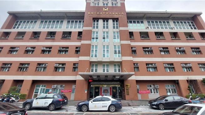 桃園市桃園區中正路1間銀樓今天遭1名男子搶走金飾後逃逸，警方獲報組成專案小組追查，目前嫌犯在逃中，目前警方已經掌握其身分、位置，正積極追捕中。（賴佑維攝）