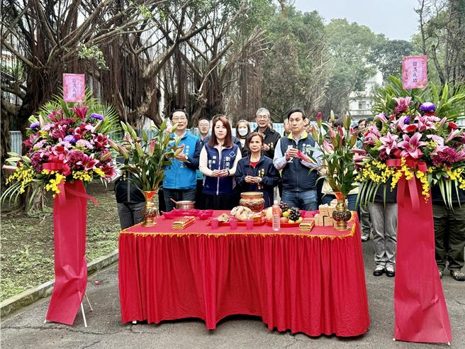 与会贵宾及在地居民一同祈福，庆祝集会所顺利启用。（图／板桥区公所）