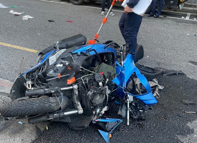 一輛小貨車行經水源快速道路，準備右切進入水源路時，與一輛直行的普通重型機車發生猛烈碰撞，50歲羅姓騎士當場重傷倒地，送醫搶救後仍不幸身亡。（圖警方提供／簡銘柱翻攝）