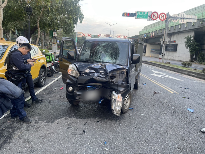 一輛小貨車行經水源快速道路，準備右切進入水源路時，與一輛直行的普通重型機車發生猛烈碰撞，50歲羅姓騎士當場重傷倒地，送醫搶救後仍不幸身亡。（圖警方提供／簡銘柱翻攝）