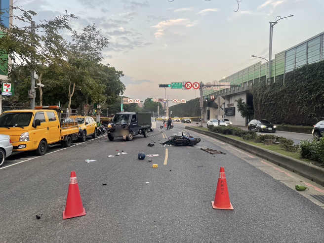 一輛小貨車行經水源快速道路，準備右切進入水源路時，與一輛直行的普通重型機車發生猛烈碰撞，50歲羅姓騎士當場重傷倒地，送醫搶救後仍不幸身亡。（圖警方提供／簡銘柱翻攝）