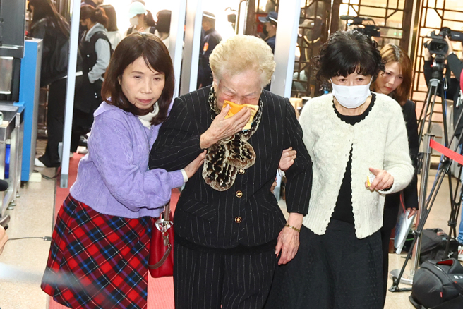 左起为民眾党立委陈昭姿、柯妈妈何瑞英与陈佩琪。（邓博仁摄）