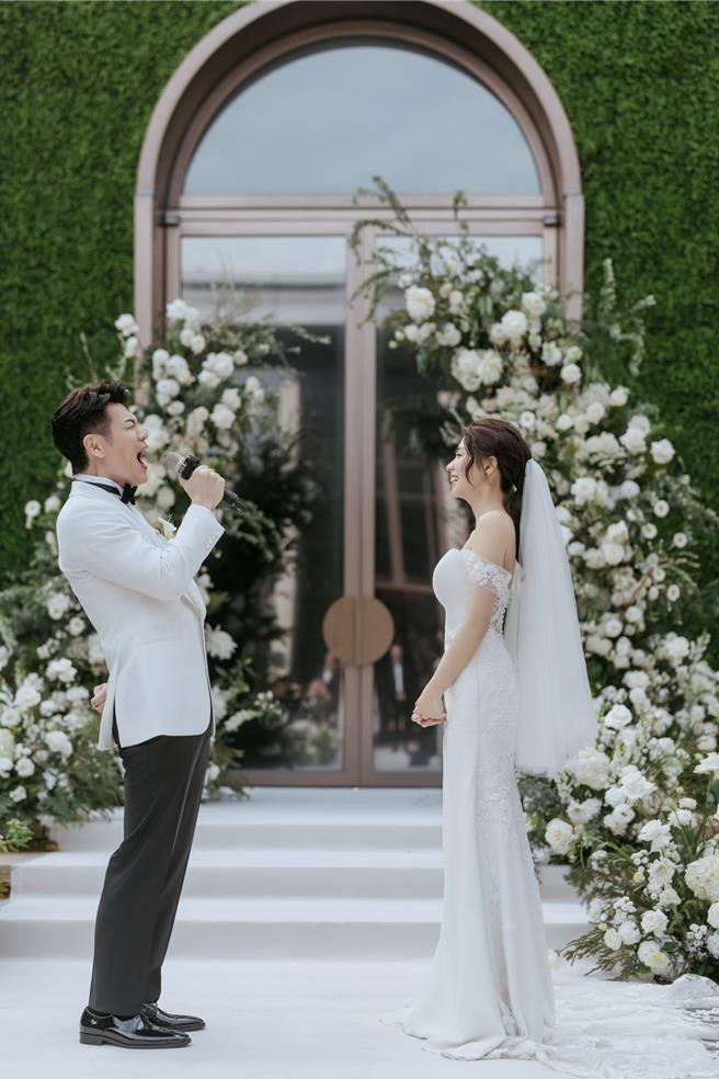 陈志强、曾智希互说誓言。（SJ Wedding鲨鱼婚纱摄影提供）