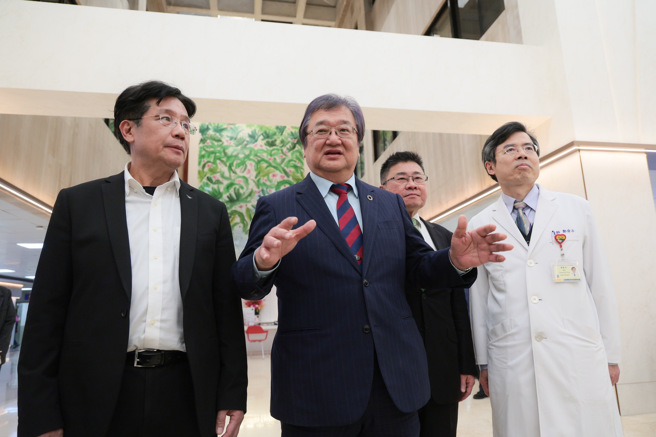 各大醫院急診吃緊，衛福部長邱泰源26日率領一行人「突襲」北部4家醫院，視察病床情形，卻有基層醫護爆料為此院方把急診病人不分科別通通塞到病床上。（郭吉銓攝）