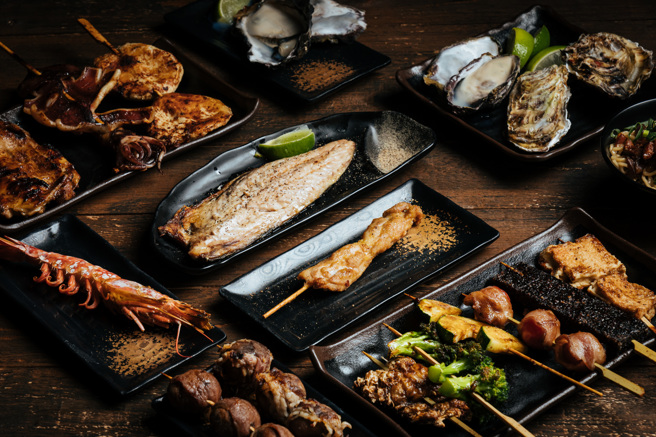 228连假四人同行来到柒息地用餐，拍照打卡将送出鲭鱼一份+一串鸡腿肉串。（柒息地提供）
