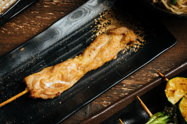 严选鲜嫩鸡腿肉，经特制腌粉入味，锁住鸡肉本身的肉汁与鲜香。（柒息地提供）

