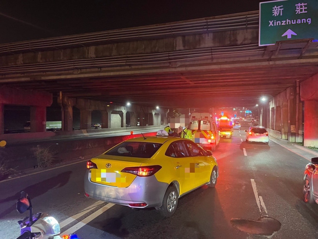 游姓驾驶疑似身体不适，导致自撞分隔岛酿祸。（翻摄画面）