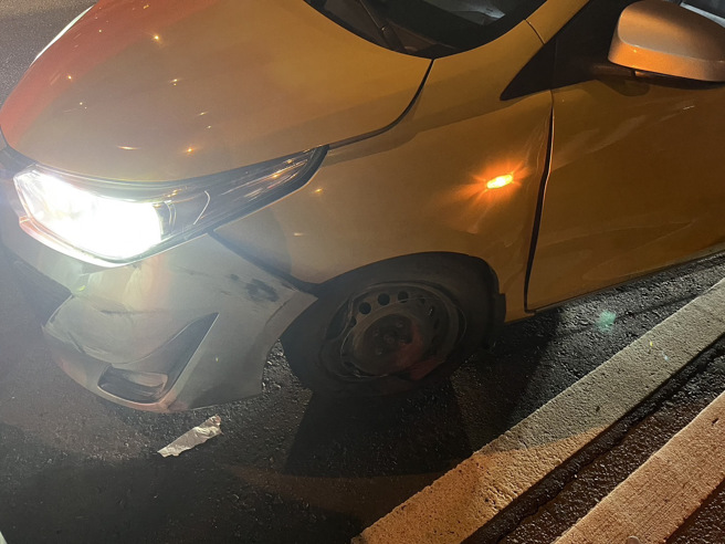 游姓驾驶疑似身体不适，导致自撞分隔岛酿祸。（翻摄画面）