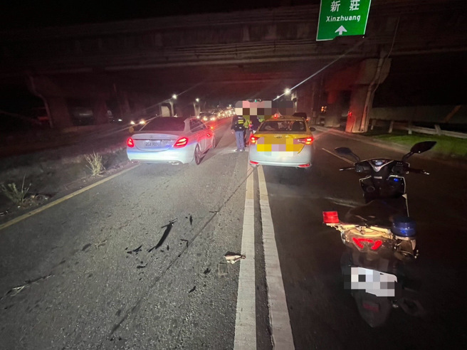 游姓驾驶疑似身体不适，导致自撞分隔岛酿祸。（翻摄画面）