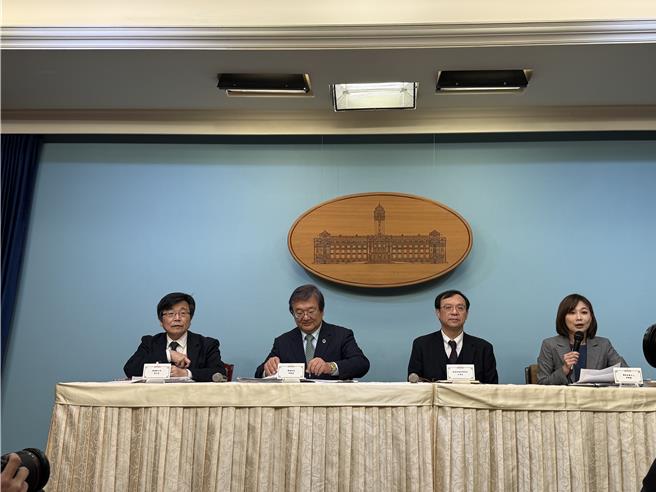 医院壅塞何时解？邱泰源：急诊后床24小时个案已经少很多了。曾薏苹摄