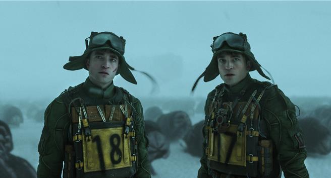 羅伯派汀森在《米奇17號》1人分飾18角，演出各種離奇死法。（華納兄弟提供）