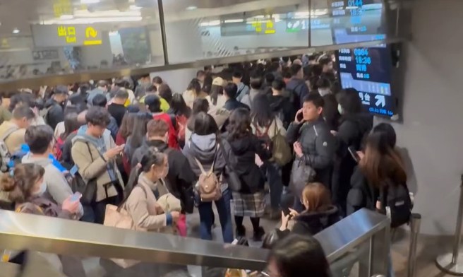 228三天连假，不少人于今晚返乡，人潮塞爆北车高铁站。（图／liontalke＠授权提供）