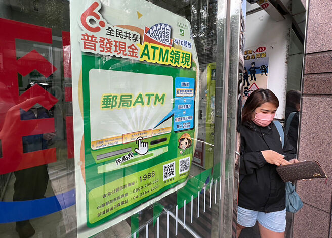 川普上任後，啟動一波波貿易關稅戰，全球嚴陣以待，稅收超徵不應隨意花掉，平時廣積糧，才能因應國際變局的不時之需。圖／本報資料照片