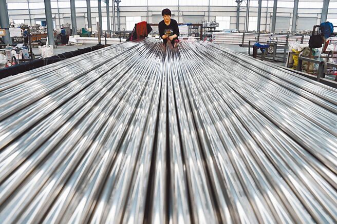华新近年积极布局欧洲不銹钢市场，预期俄乌战争一旦停火，战后重建有利于华新不銹钢事业。图／新华社