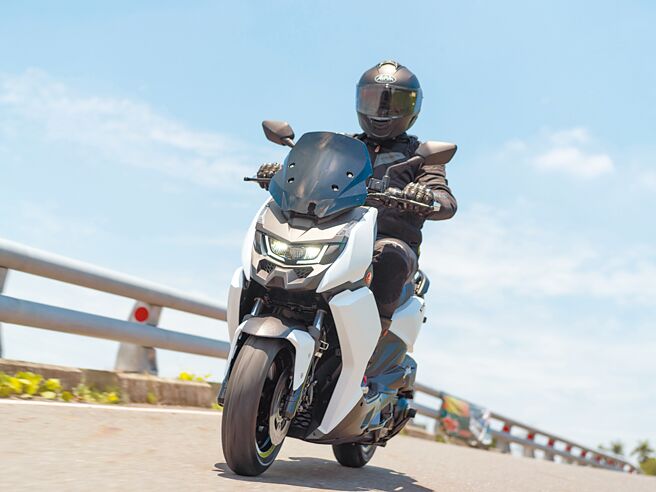 宏佳腾双重标准STR 300，即日起至2月28日加码现折5,000元，再享无卡分期最高60期低利率方案。图／宏佳腾提供