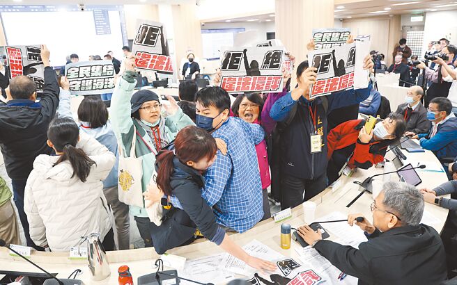 基隆协和电厂四接环评大会26日在环境部举行，环保团体衝到台前，高举标语抗议环评违法会议无效，场面混乱。（姚志平摄）